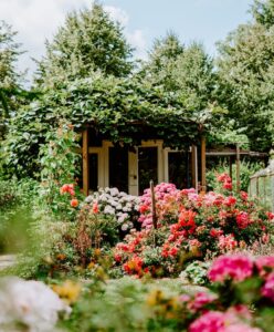 Dekofiguren ums Gartenhaus