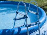 Blauer, runder, aufblasbarer Pool mit Leiter