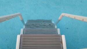 Poolleiter mit rutschfesten Stufen, die in Pool führt