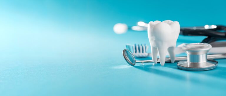 Weißer gesunder Zahn, verschiedene Werkzeuge für die Zahnpflege