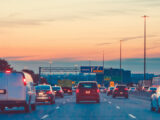 Autos auf der Autobahn bei Sonnenuntergang