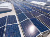 Sonnenkollektoren, Photovoltaik Module, auf einer großen Fabrik