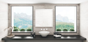 Badezimmer mit Waschbecken, Armatur aus Holz und zwei hellen Fenstern mit Bergblick