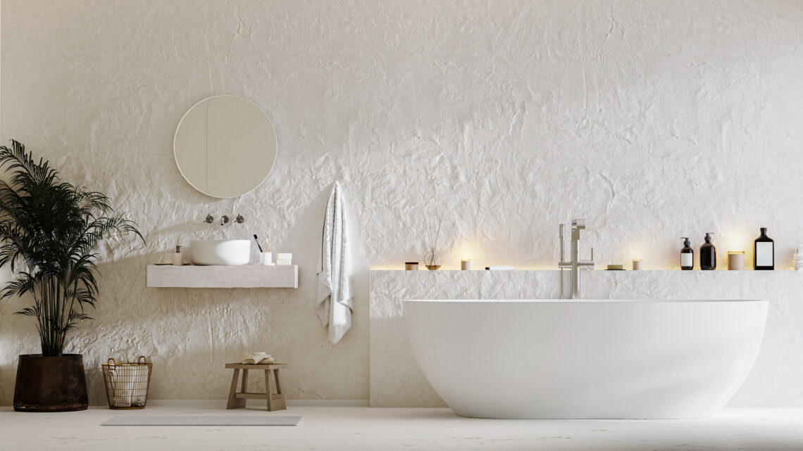 Weißes, modernes Badezimmer mit Badewanne, Waschbecken und Spiegel